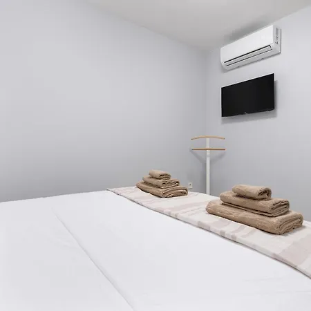 Home2book In With Pool Terrace *